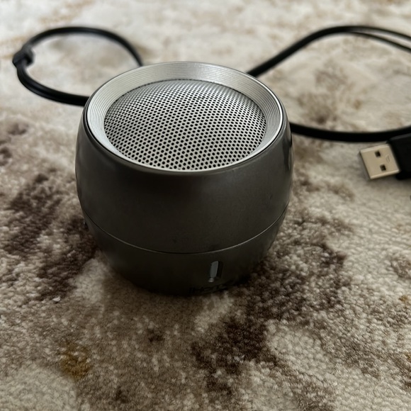 IHome Round Portable Speaker - Picture 2 of 6